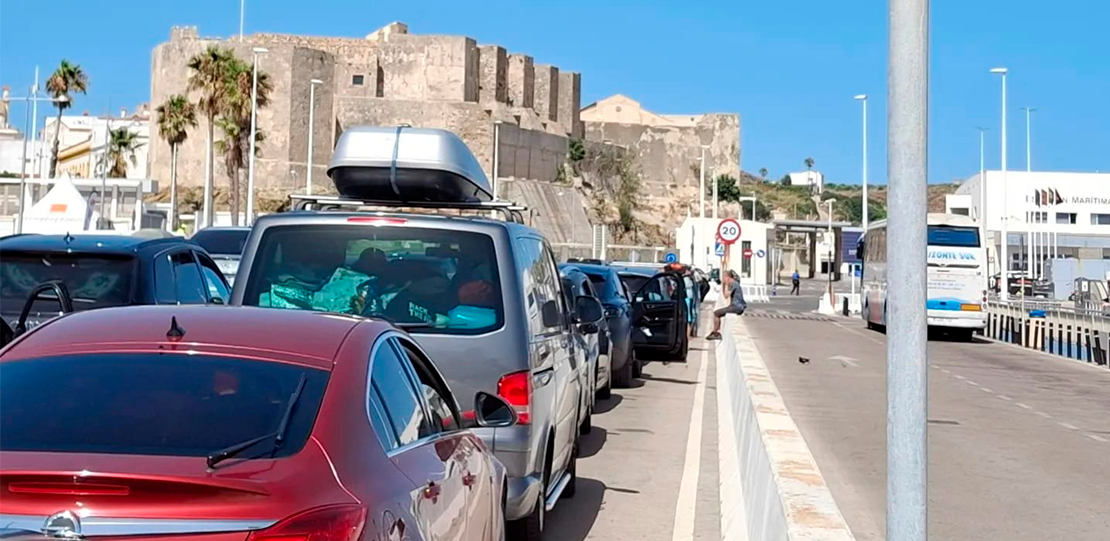 Coches esperando el cruce del paso